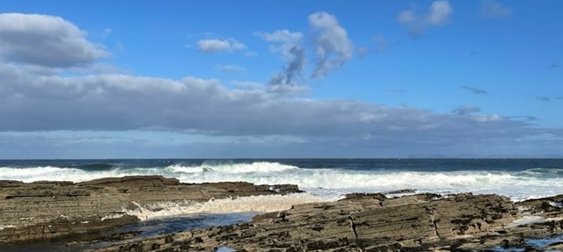 Waves crashing into the rocks at sandyside harbour