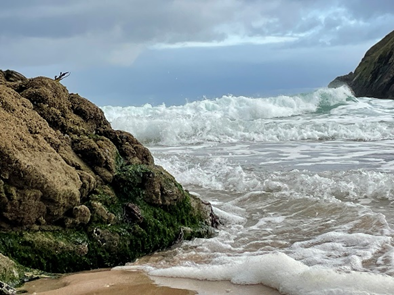 Waves crashing into shore at Sango Sands beach